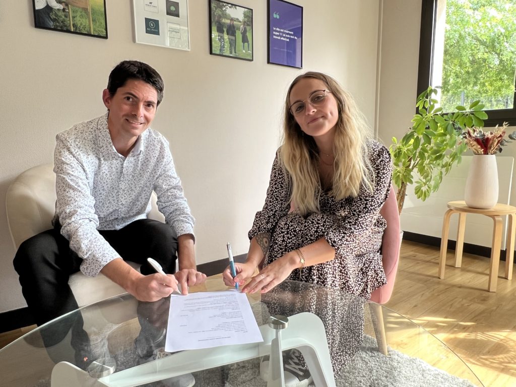 Edissio - L'alternance chez Edissio - Signature d'un CDI Gautier Girard, le dirigeant d'Edissio, signant le CDI d'une nouvelle collaboratrice en développement commercial