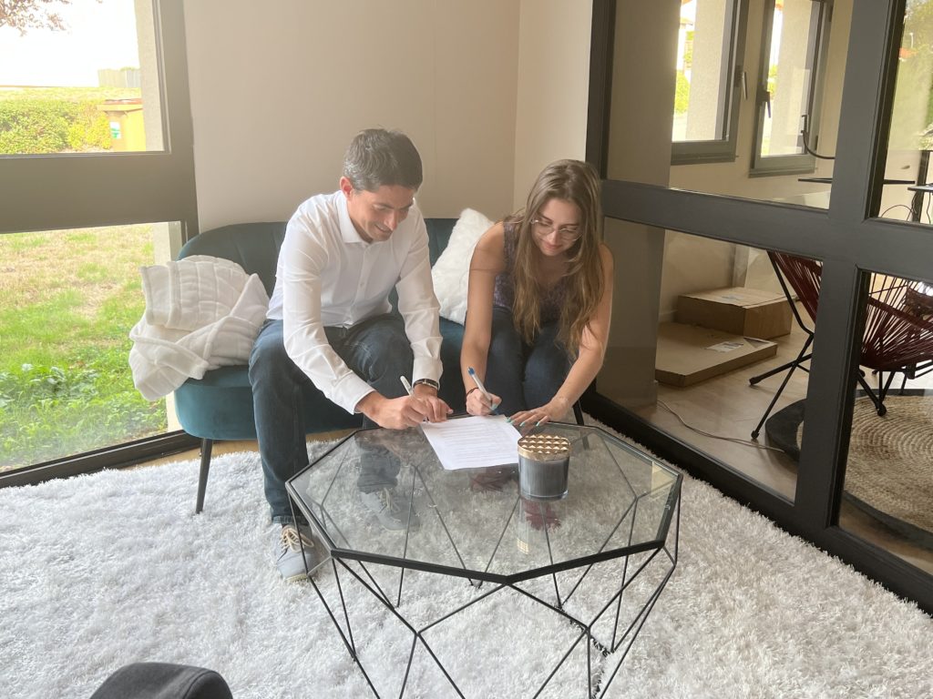 Edissio - L'alternance chez Edissio - Signature d'un nouveau contrat Gautier Girard, le dirigeant d'Edissio, signant le CDI d'une nouvelle collaboratrice en relation client