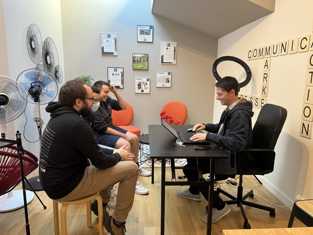 Edissio - L'alternance chez Edissio - Nos collaborateurs en réunion avec le dirigeant Le dirigeant Gautier Girard, en réunion avec nos développeurs web pour le suivi des projets